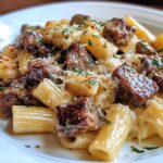 Knoblauchbutter-Rindersteakspitzen mit Käse-Rigatoni